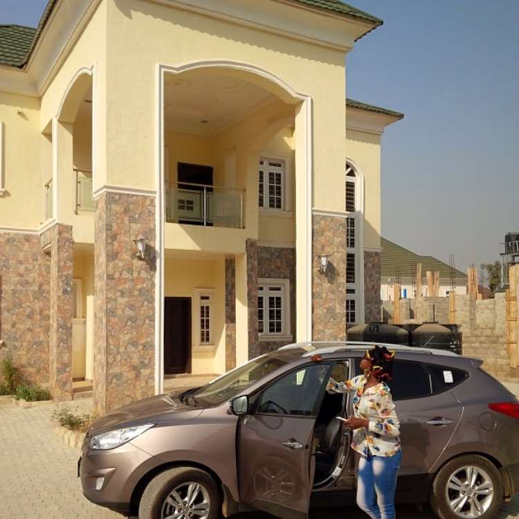 <b>Actress Susan peters acquires a new house and a brand new Hyundai ix35 SUV</b>